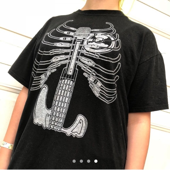 Black guitar rib cage Graphic t - Picture 4 of 4